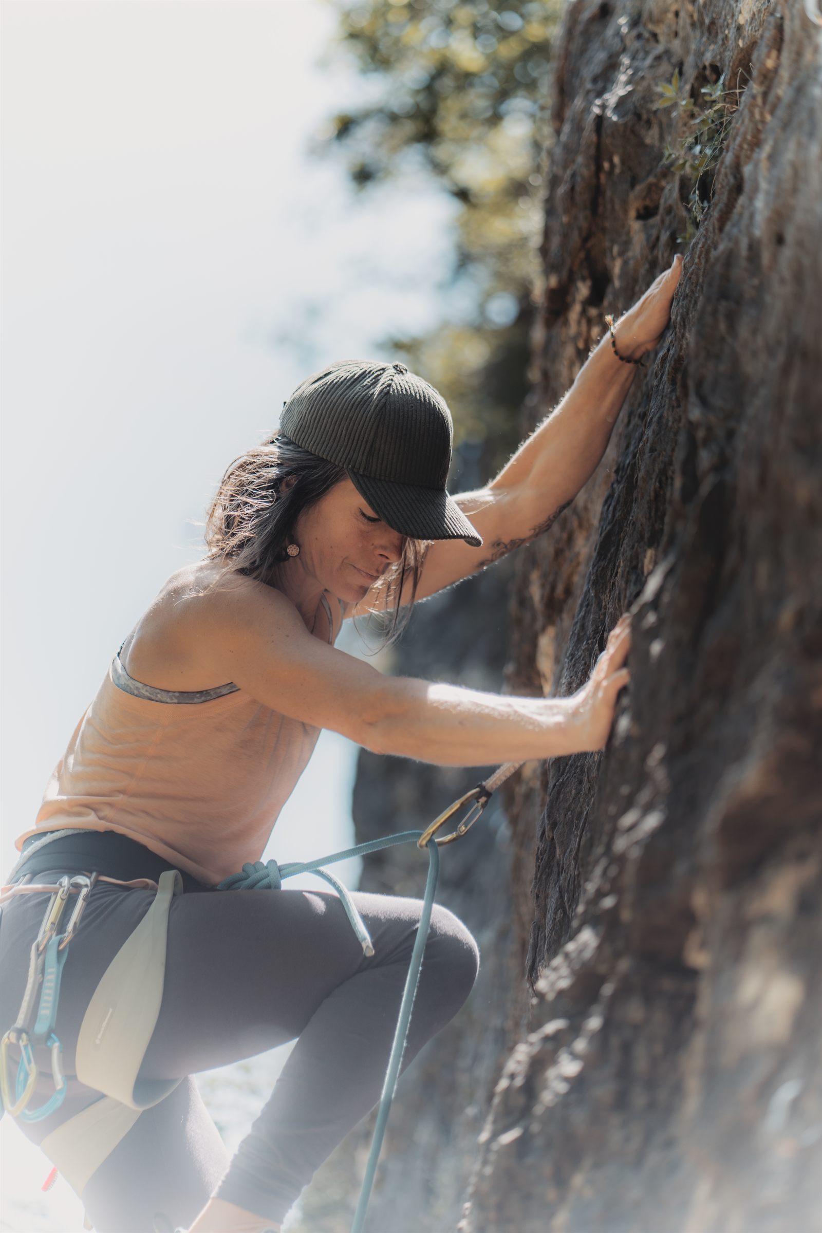 Bérengère, monitrice professionnelle de via ferrata, canyoning et escalade dans les Cévennes, portrait sur la falaise par Greg Alric