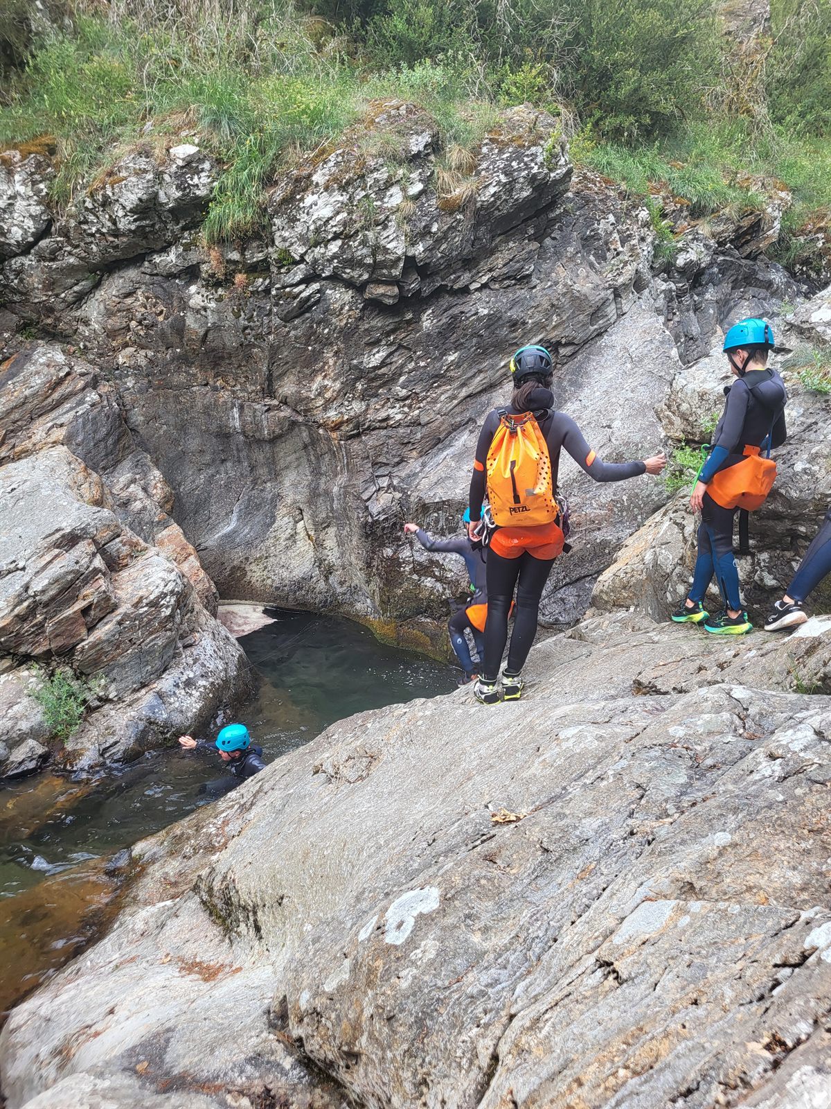 Petit groupe en initiation au bord d'une vasque du canyon du Bramabiau, encadrement de proximité, Cévennes