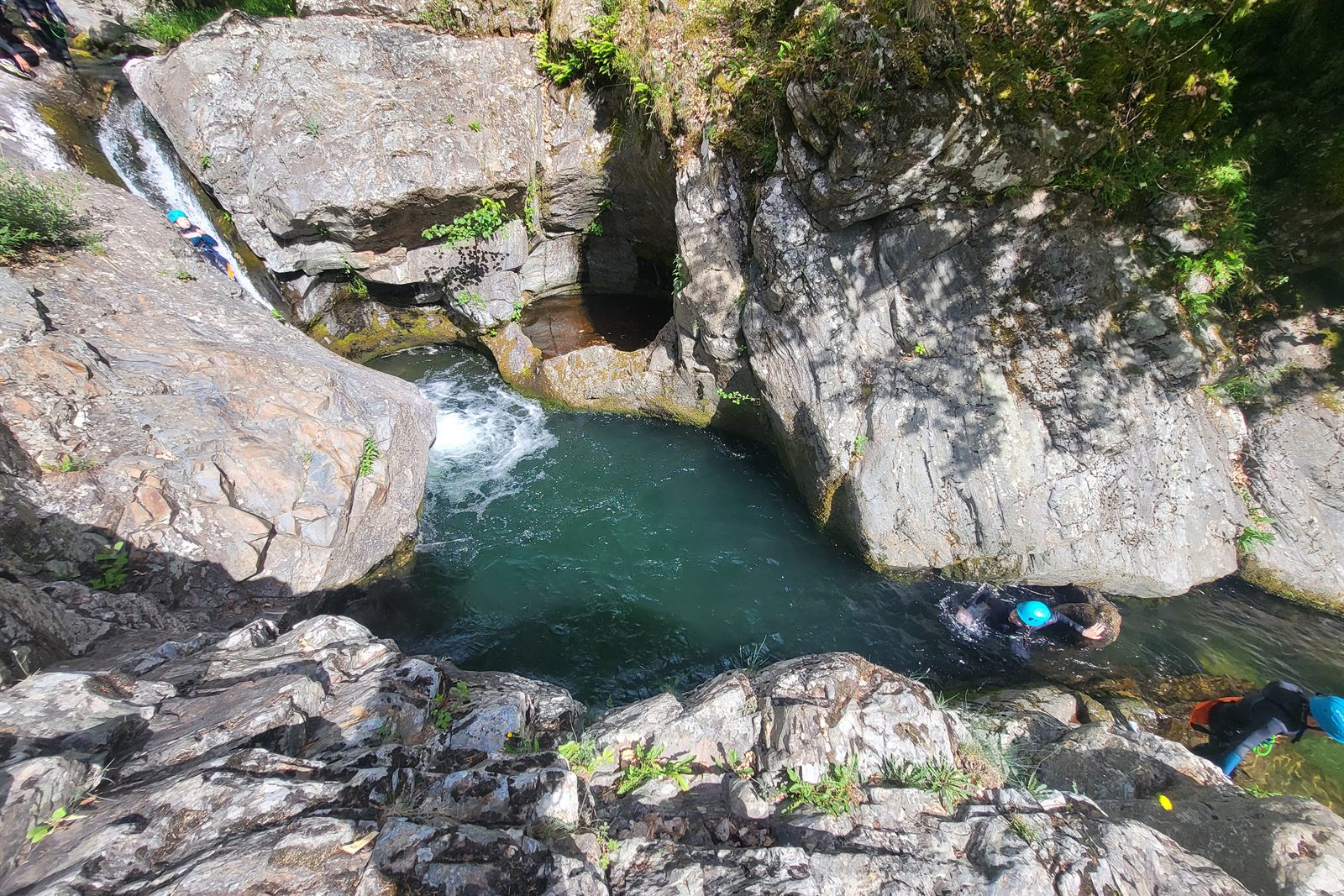 Vasque émeraude du canyon du Bramabiau à la résurgence, au pied du mont Aigoual dans les Cévennes