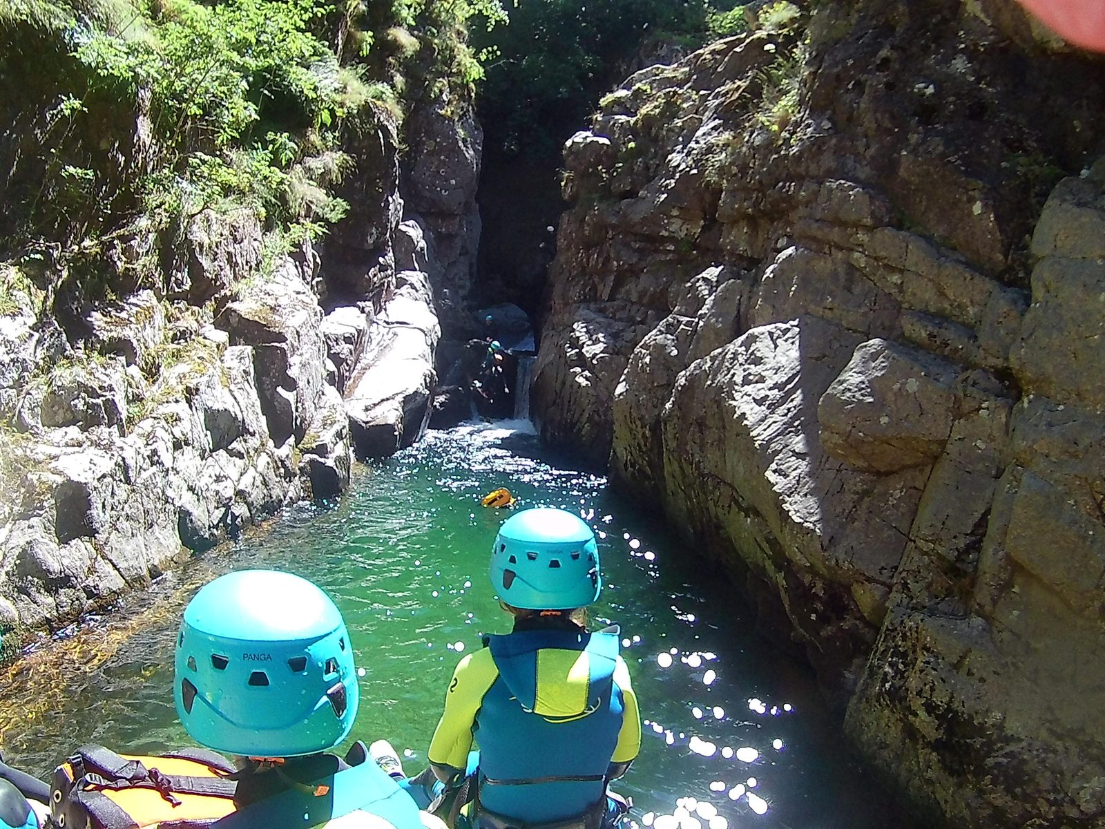 Famille dans le canyon du Tapoul, sauts et toboggans accessibles, Cévennes