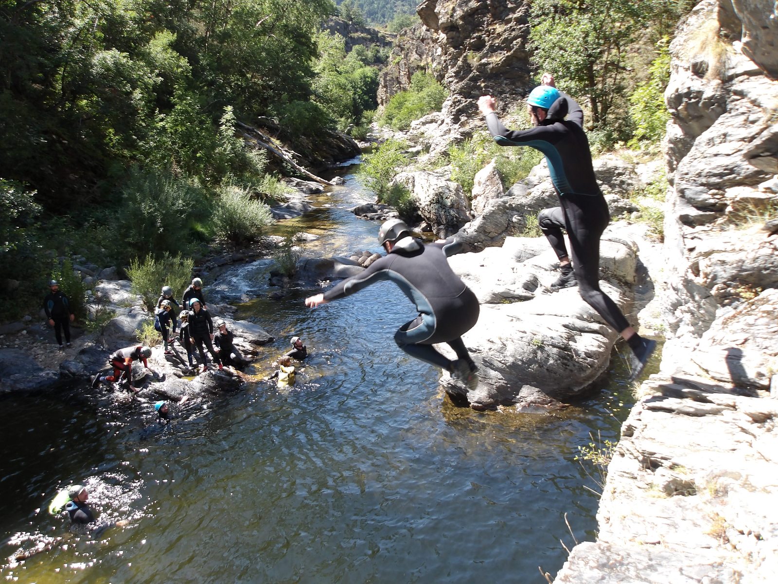 Famille en canyoning dans les Cévennes (photo illustrative)
