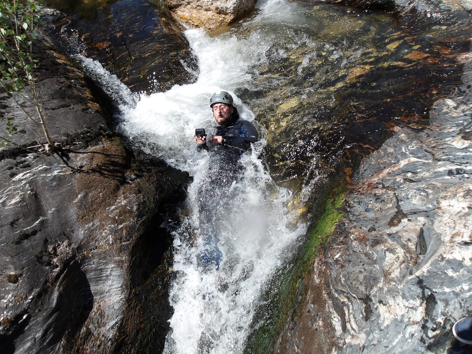 Toboggan dans le canyon d'initiation, randonnée aquatique ludique des Cévennes