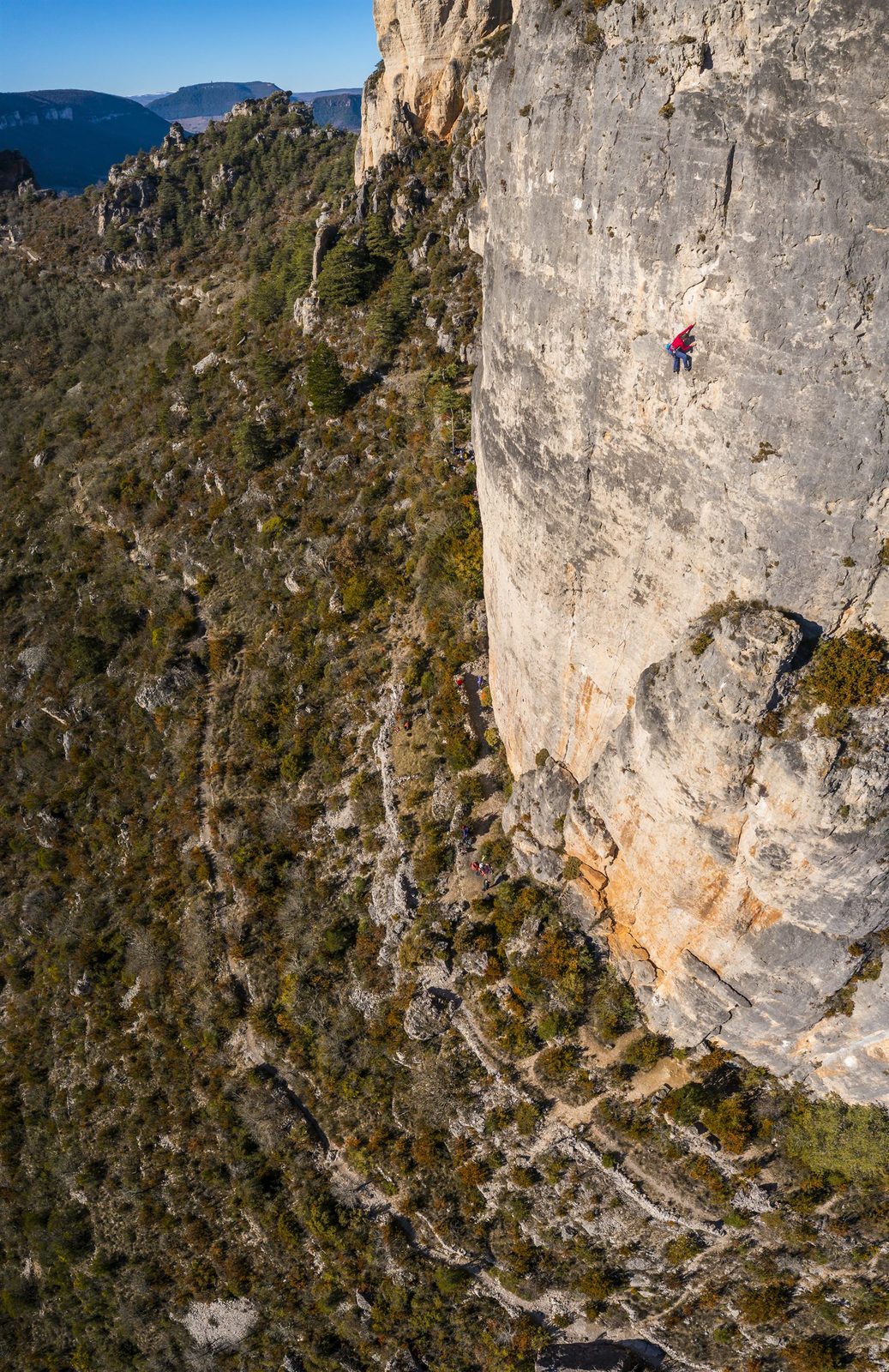 Grimpeur falaise verticale Cévennes vue drone
