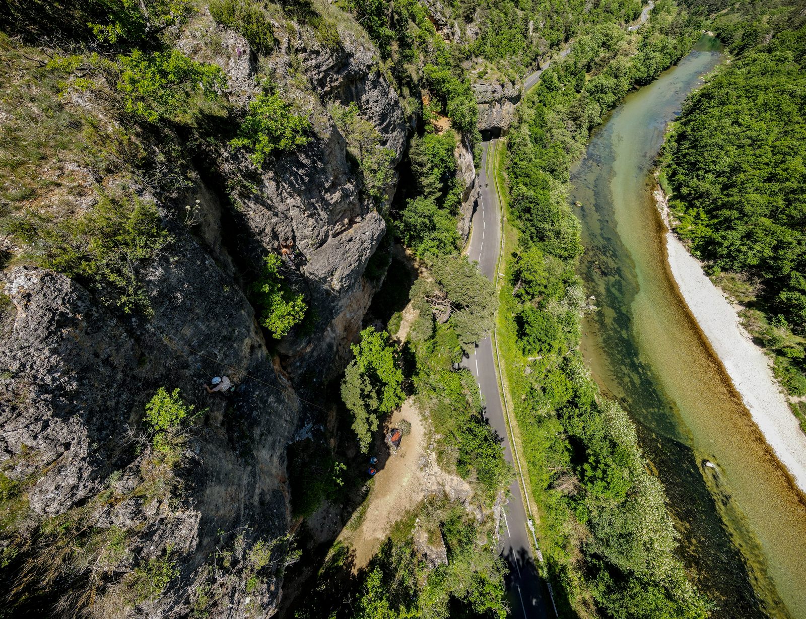 Vue aérienne des gorges du Tarn, falaises calcaires d'escalade sportive surplombant la rivière et la route serpentine, Aveyron