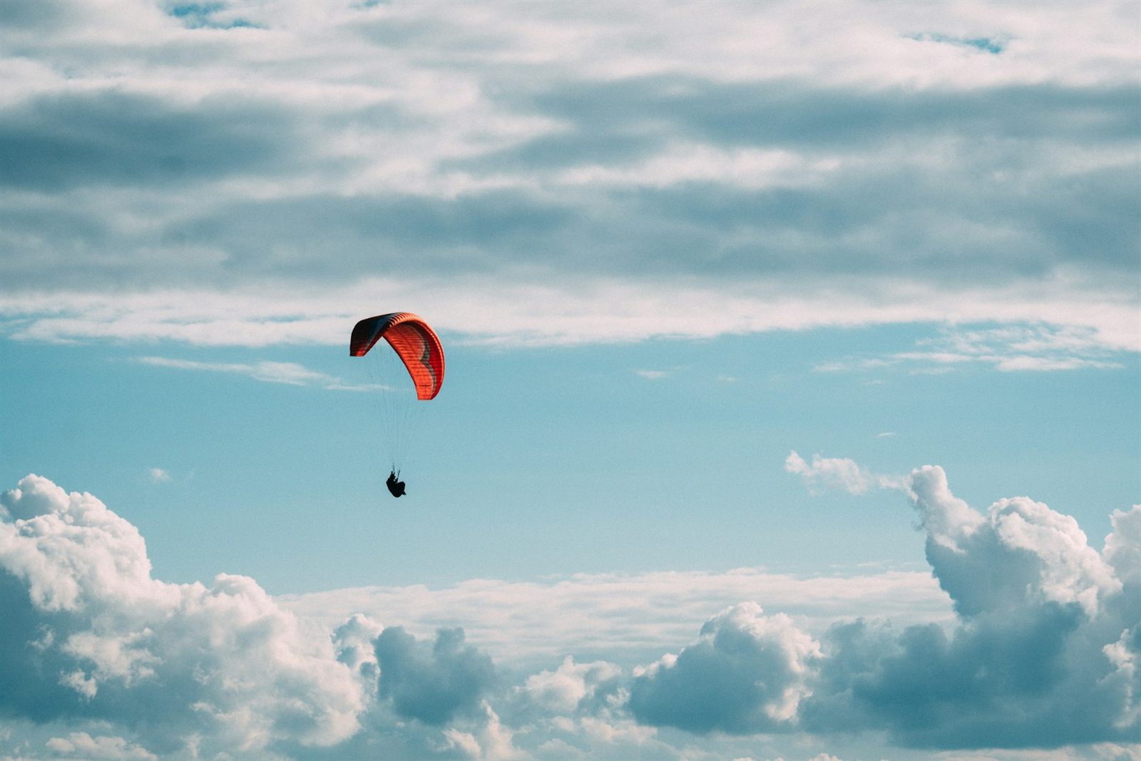 Parapentiste en vol libre dans le ciel au-dessus des causses, parapente biplace à Millau dans les Cévennes