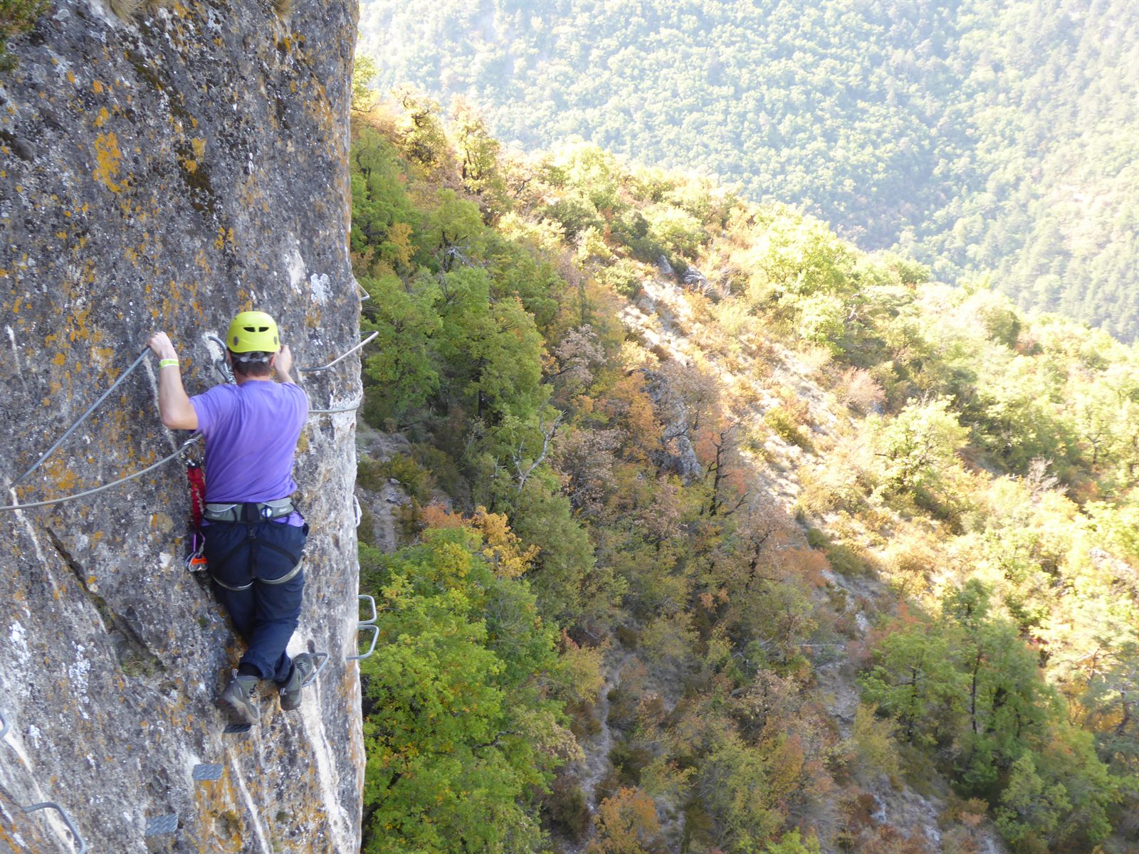 Via ferrata du Boffi sur le Causse Noir, vue plongeante sur la vallée de la Dourbie en automne, à 20 minutes de Millau