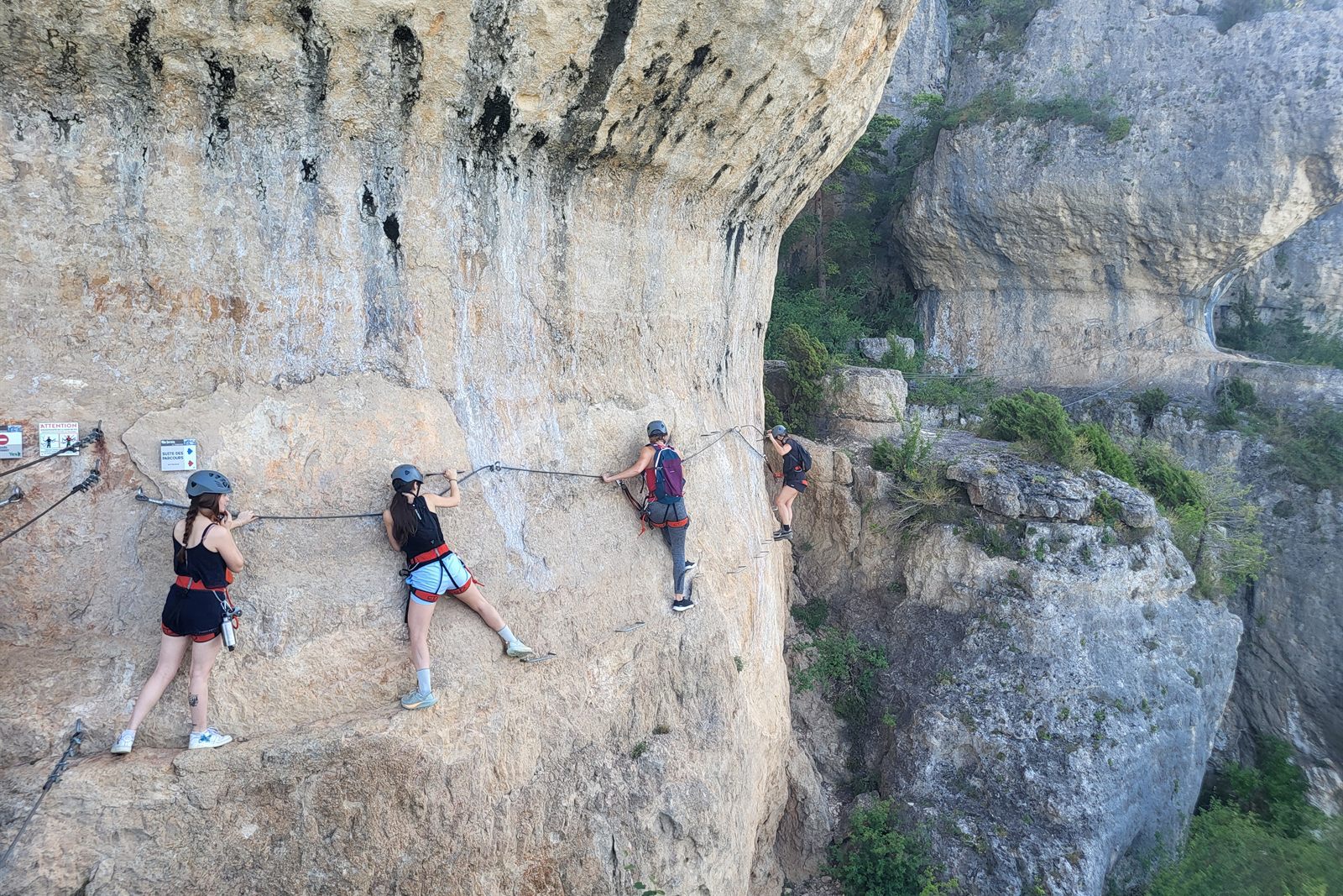 Via ferrata de Liaucous dominant la vallée du Tarn, vue sur les gorges de la Jonte et les Causses Noir, Méjean et Sauveterre