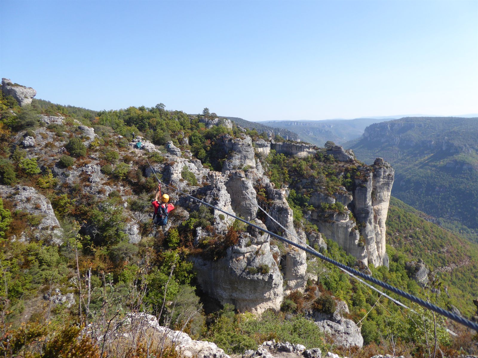 Tyrolienne de la via ferrata du Boffi près de Millau, sur le Causse Noir, vue sur le Viaduc